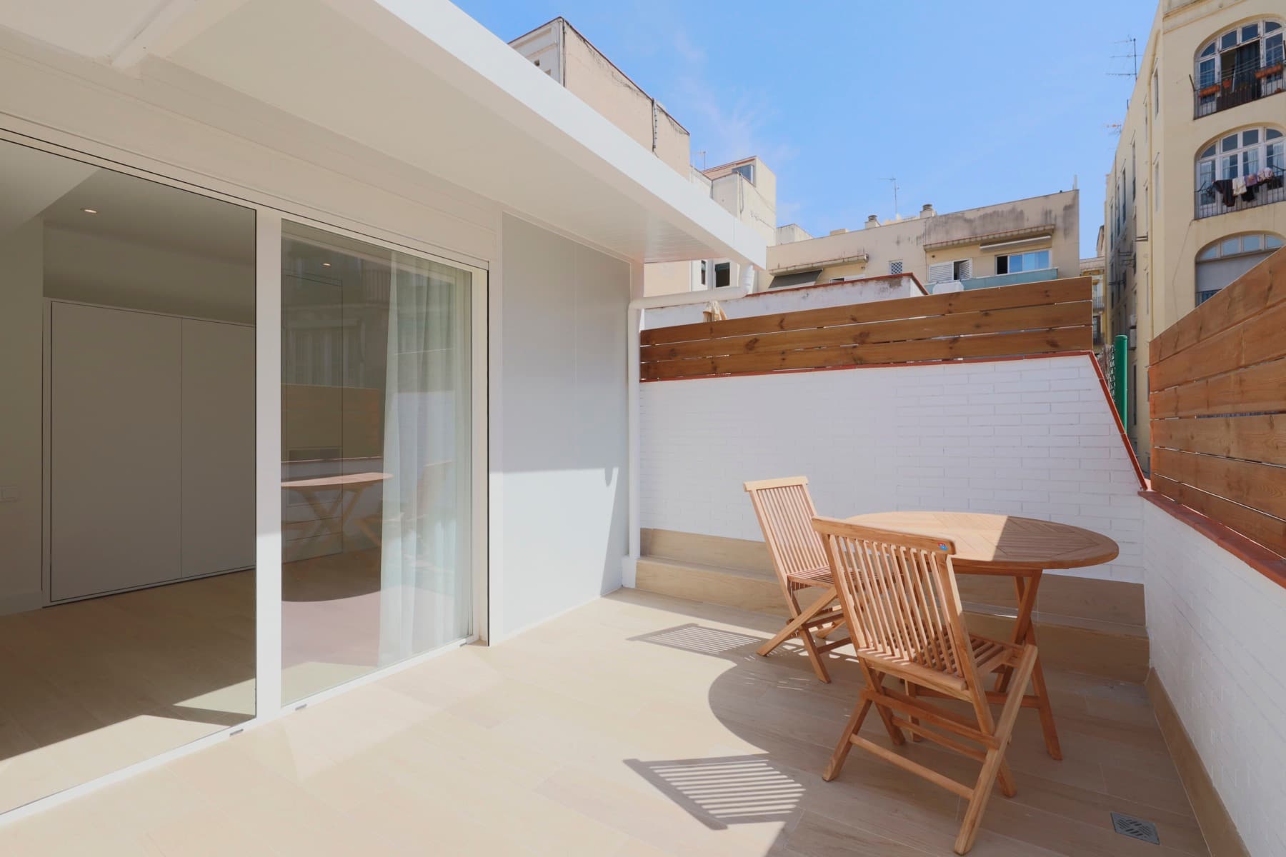 Casa de tres plantas junto a Passeig de Gràcia 12